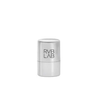 RVB LAB- Trattamento intensivo rughe multi-zona (viso, contorno occhi e labbra) ad azione levigante immediata.  Il NIO_TECH HYALURONIC ACID 3D e il COLLAGEN DRONE delivery System al 2% stimolano la produzione endogena delle proteine strutturali del derma* con un marcato effetto filler cosmetico molto efficace su contorno occhi e contorno labbra. Potenziato con il 3% di Amplified BTX hexapeptide-1, svolge un'azione distensiva e mirata sulle rughe di espressione ed un’azione riempitiva globale con riduzione di lunghezza, profondità e larghezza di tutti i tipi di rughe.   Arricchito con Vegetal Blurring primer texture**, crea sulla pelle un sottile film ad effetto perfezionatore immediato, ideale anche per rendere subito meno visibili occhiaie e segni di stanchezza. Instant Lift - Contorno Occhi Correttore Rughe Profonde